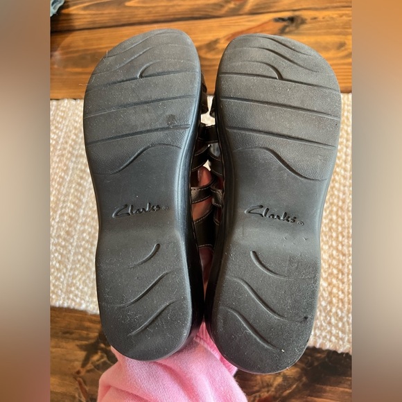 Clark’s Bendables sandals, size 8, bronze color, comfort, straps, casual, GUC - Picture 5 of 5